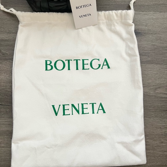 Bottega Veneta small cassette cross body bucket - Picture 3 of 9